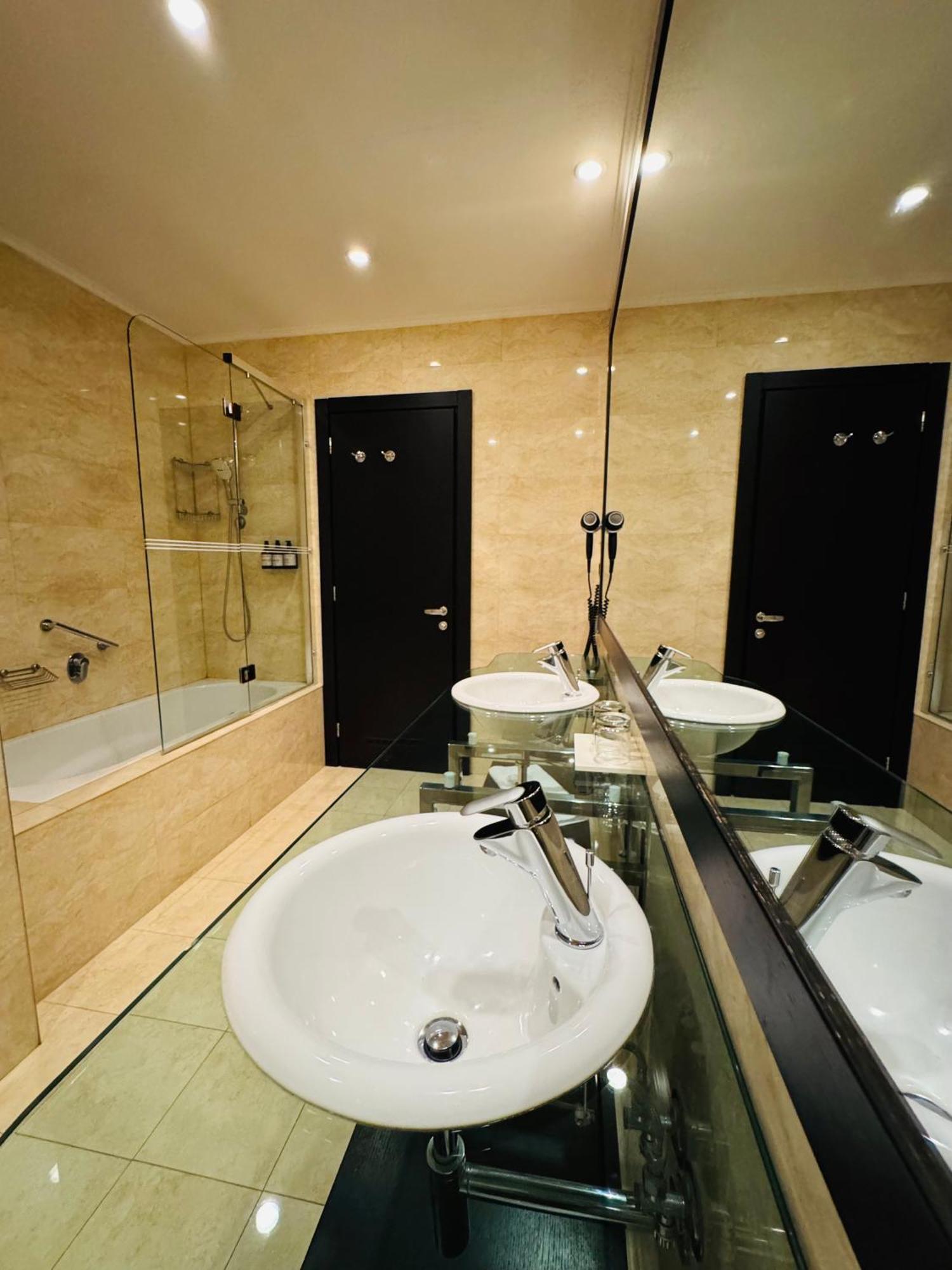 Hotel Rivo Тимишоара Экстерьер фото